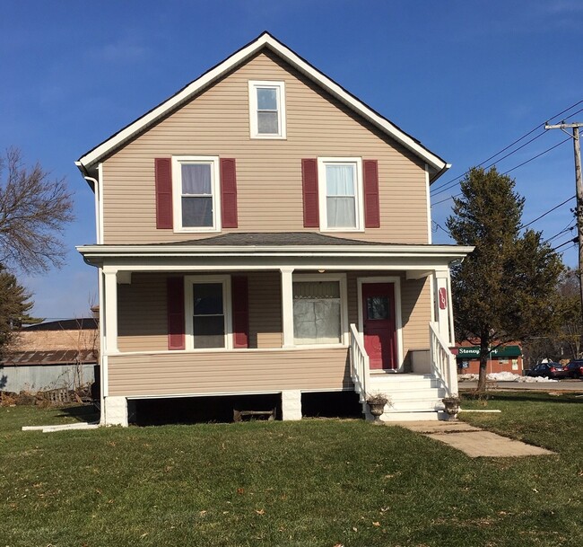 Building Photo - 3 bedroom / 1.5 bath w/Central Air, Basement and Detached 2 Car Garage