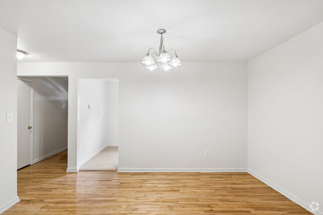 1BR, 1BA - 825SF - Dining Room