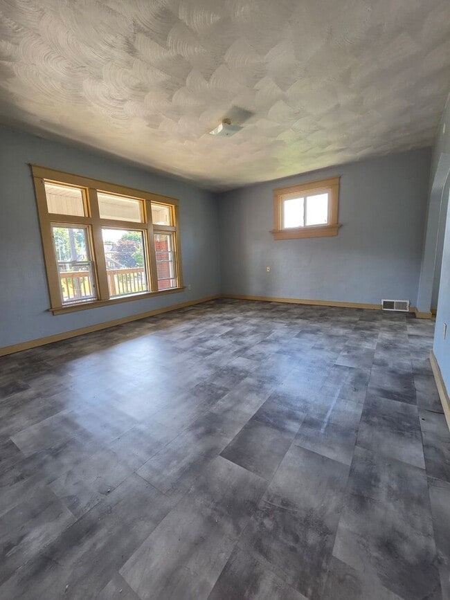 Photo - Upper 2 bedroom unit east side