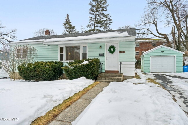 Building Photo - 165 S Pine Ave