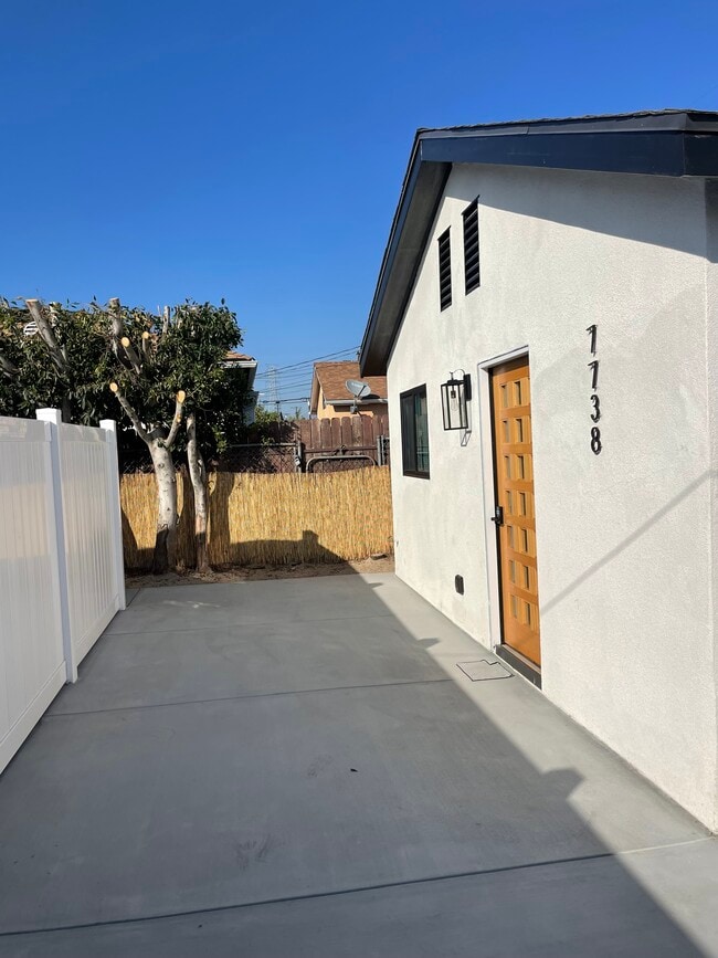 Photo - 7738 Whitsett Ave