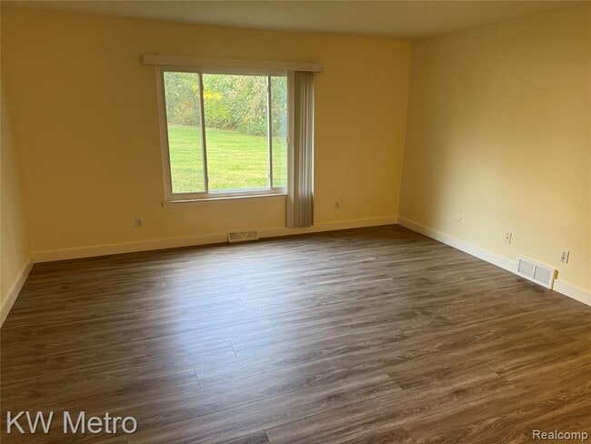 Photo - 2049 Duck Lake Rd N