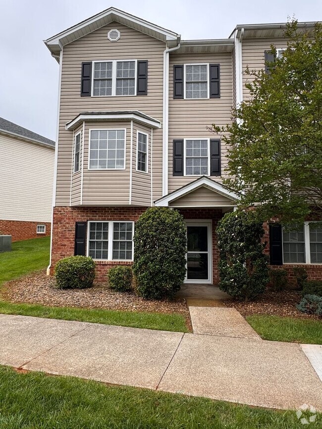 Building Photo - 3 Bedroom || 2 Full Bathroom & 2 Half Bath... Rental