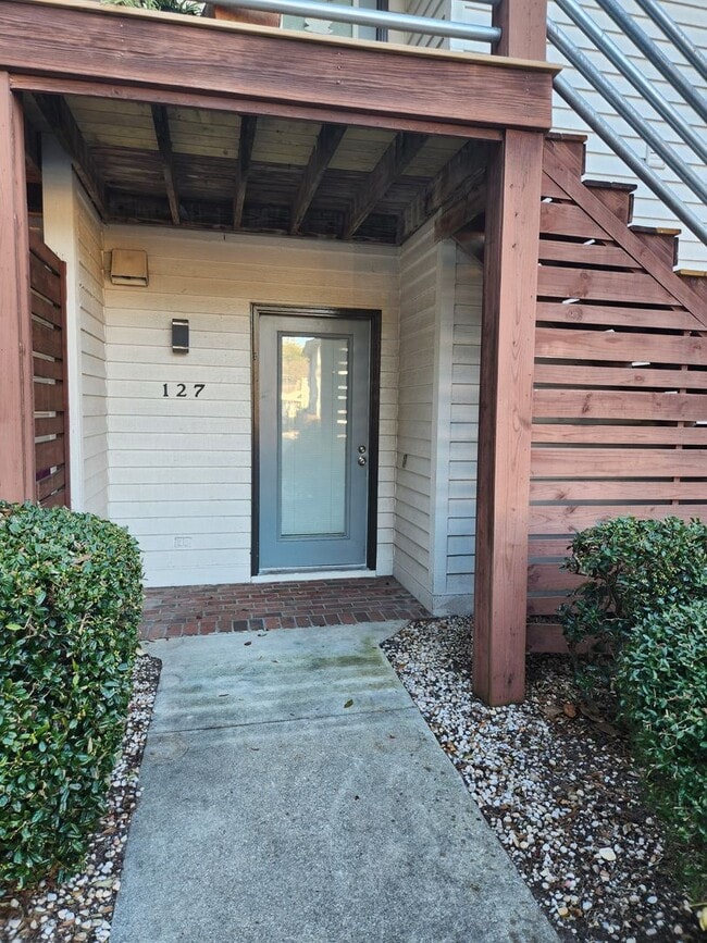 Building Photo - 2 Bedroom Condo Close to Wrightsville Beach
