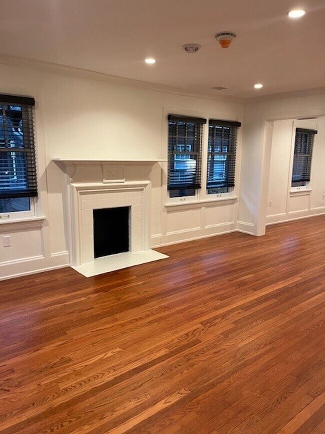 555 W 6th St Unit 4