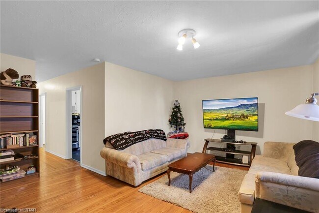 Photo - 329 Salisbury St