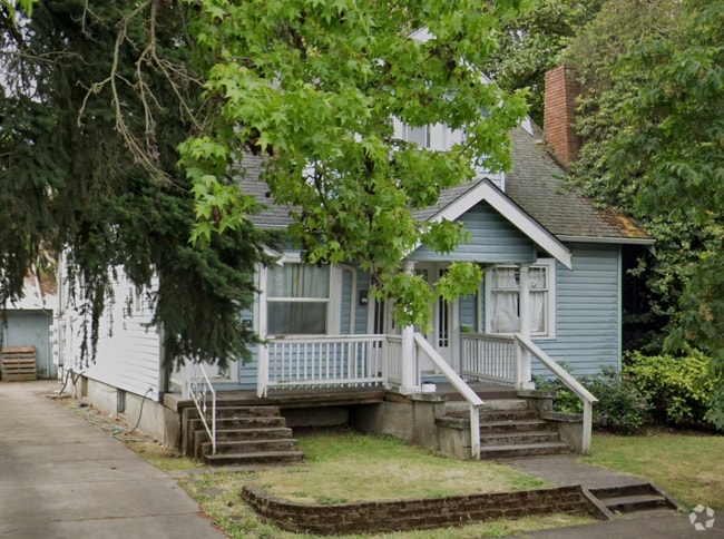 Building Photo - Studio Apartment Close to Downtown Eugene Unit 448 W 12th Ave. Apt 2