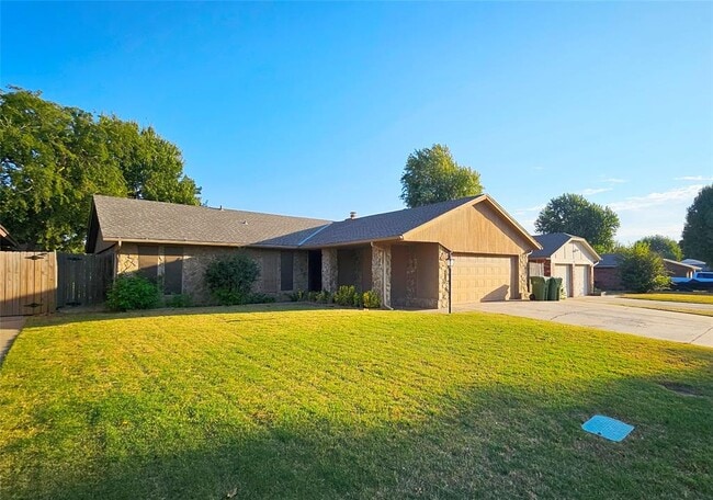 Photo - 211 Redbud St