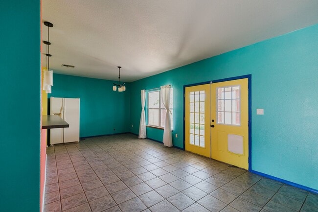 Photo - Spacious 4 Bedroom Home with Fireplace