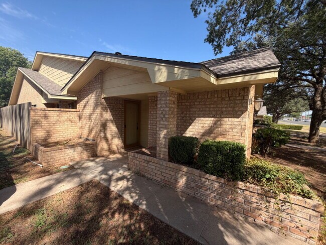 Building Photo - Beautiful Townhouse off Frankford!