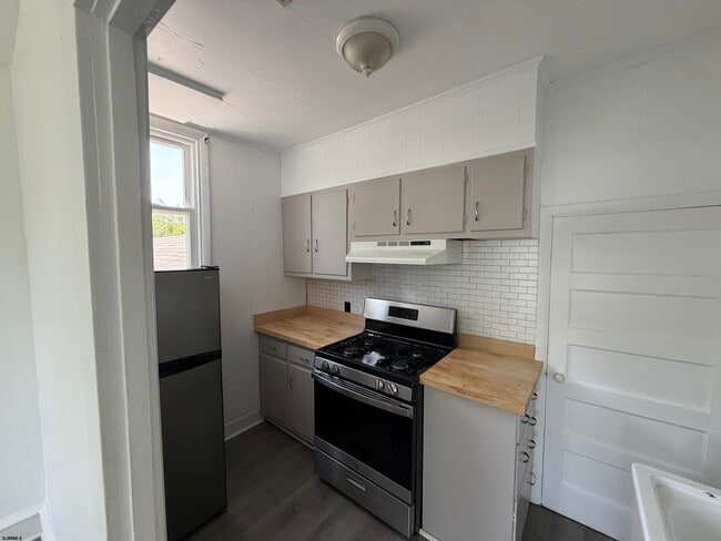 Photo - 1052 Shore Rd