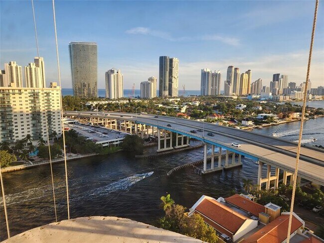 Photo - 19355 Turnberry Way Unidad 19-F Rental
