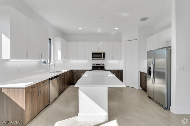 Building Photo - 5114 Penella Ave Rental