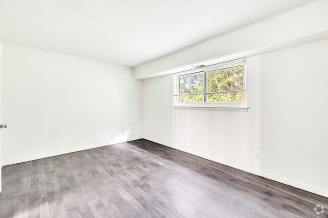 1BR, 1 BA - 920SF - Bedroom - Manor View Apartments