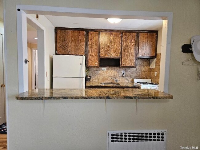 Photo - 560 E Broadway Unit Side