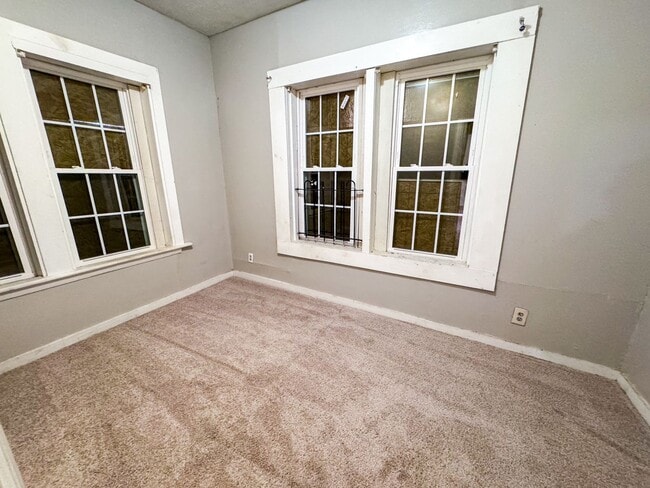 Photo - 3 Bedroom / 1 bath home, move in Ready!