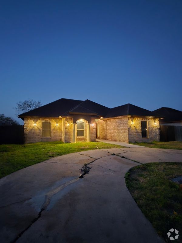 Building Photo - 9335 Los Olmos Dr Rental