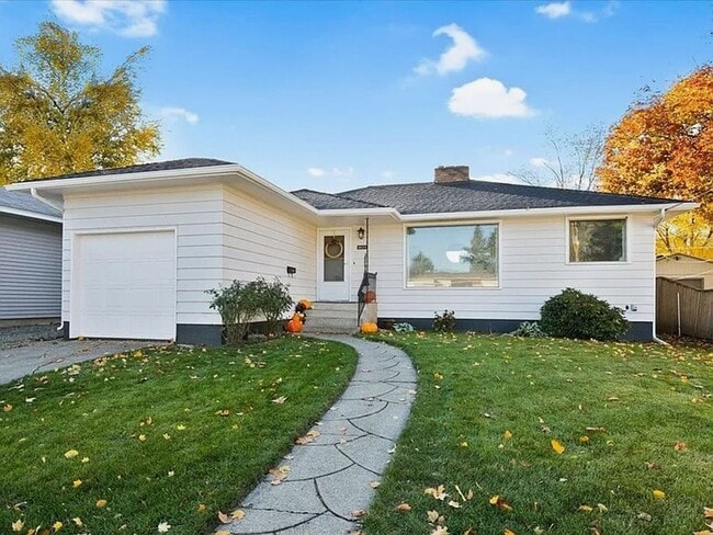 Building Photo - SPACIOUS 3BD/1BA SOUTH HILL HOME | ATTACHED GARAGE | FENCED YARD | W/D HOOKUPS | AVAIL JULY 1