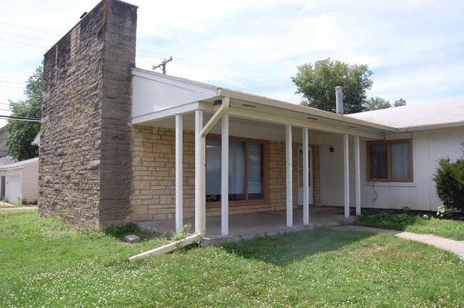 Building Photo - 4945 Walker Ave Unit Apt1