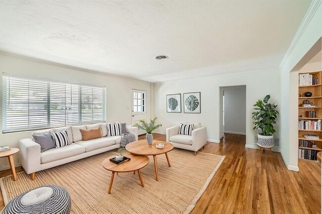 Photo - 425 Balmoral Rd