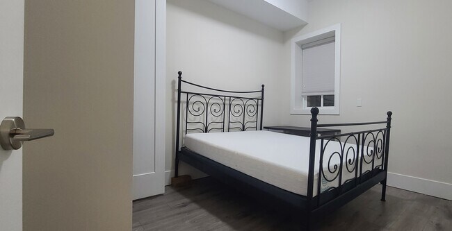 Photo - 16777 16A Av