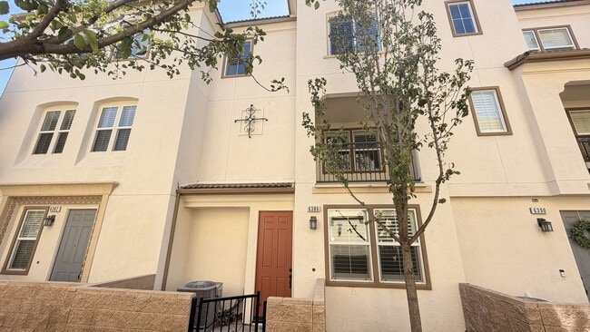 Modern 3-Story Townhouse - Modern 3-Story Townhouse