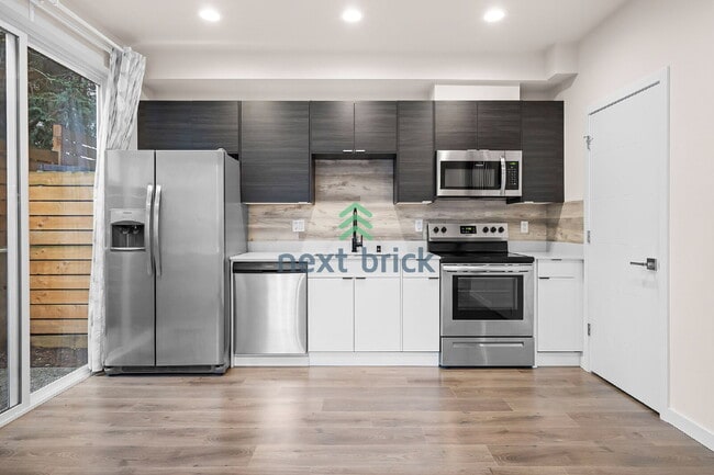 Building Photo - 2 Bed 2 Bath Single-family House Available for Rent! Unit B