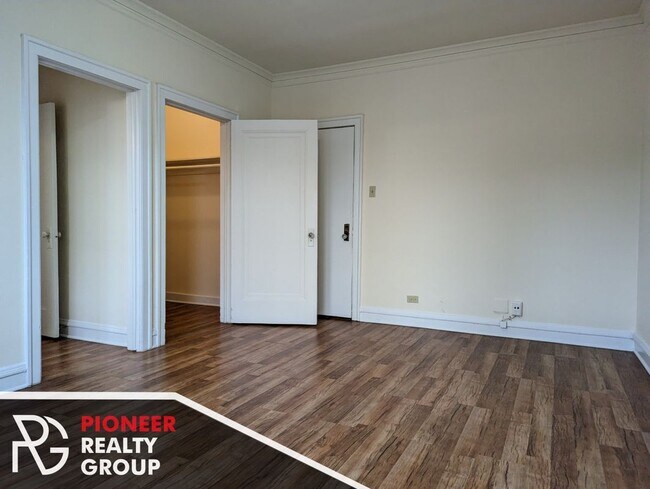 Photo - 2536 N Sawyer Ave Unit 307