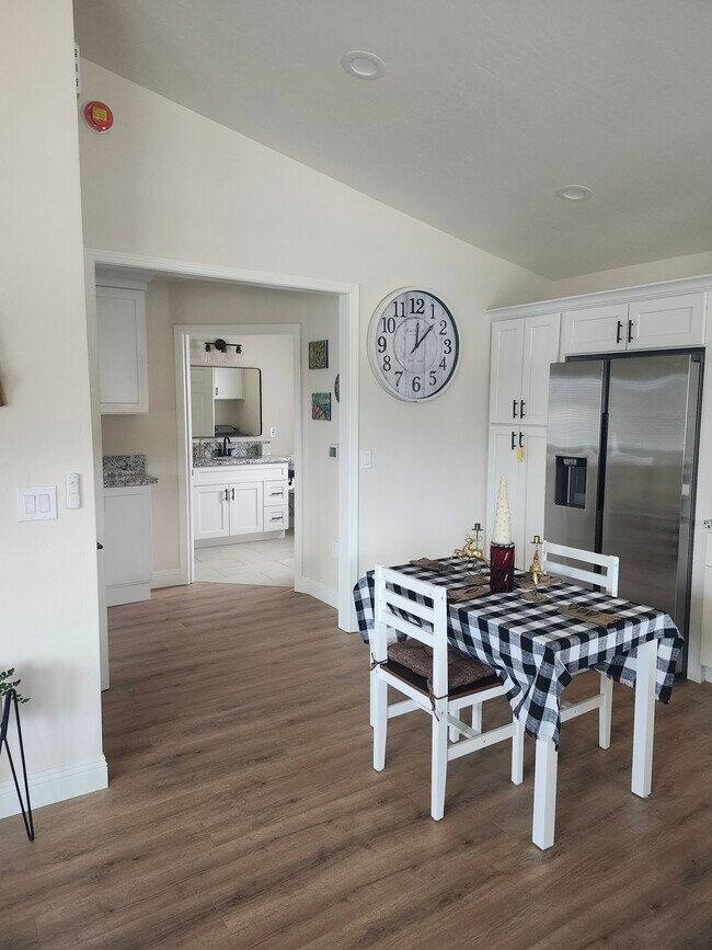 Kitchen eating area