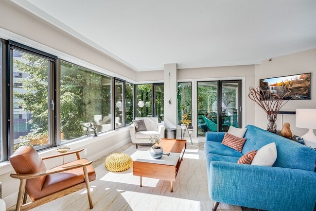 Building Photo - Beautiful 2 Bed, 2 Bath Rental Condo in Portland Goose Hollow neighborhood!