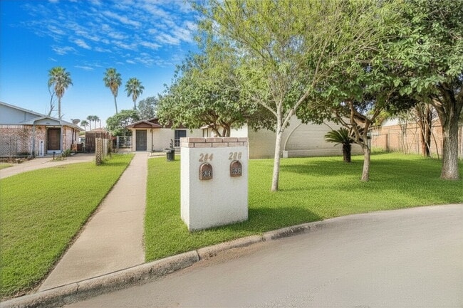 Building Photo - "Charming 2-Bed, 2-Bath Retreat in McAllen's Heart – 1,212 Sq Ft of Comfort!"