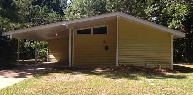 Building Photo - 1325 Woody Dr