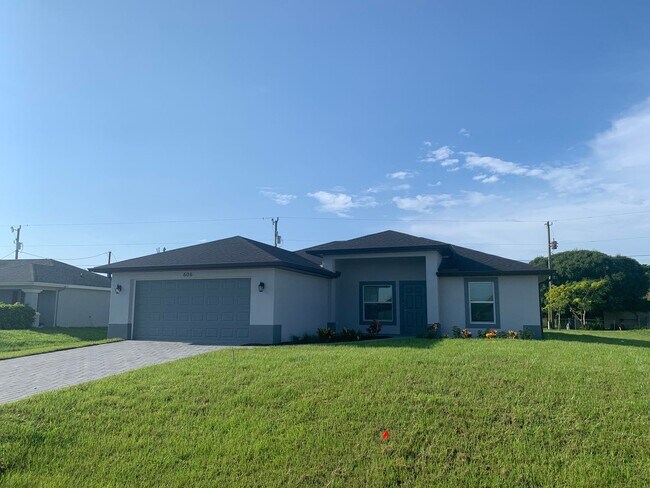 Building Photo - LIKE BRAND NEW 3 Bed, 2 Bath Home with 2-C...
