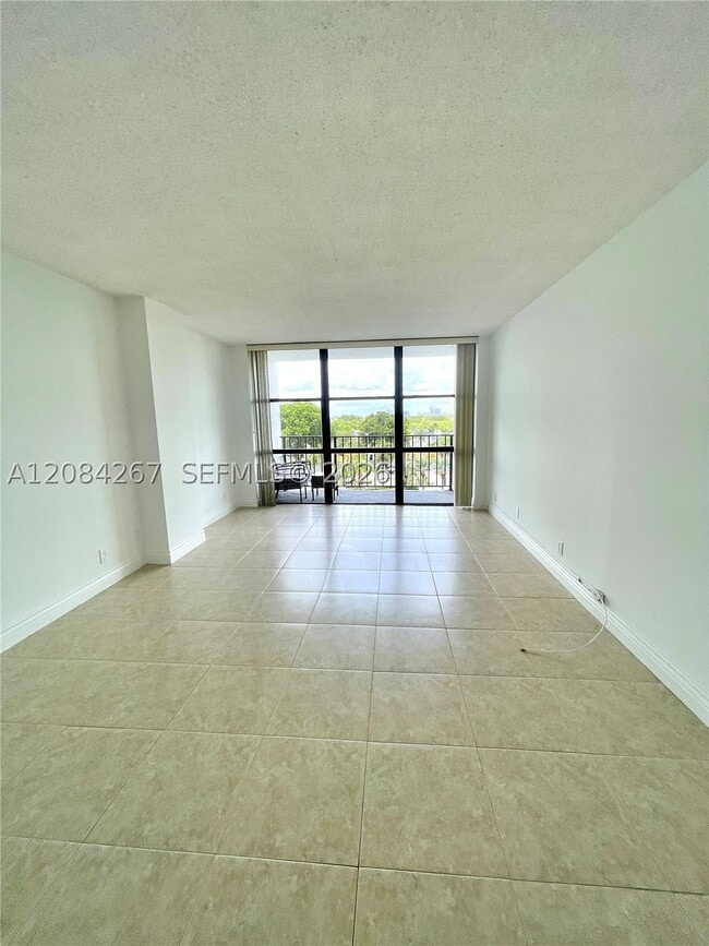 Building Photo - 1000 Parkview Dr Unit 527