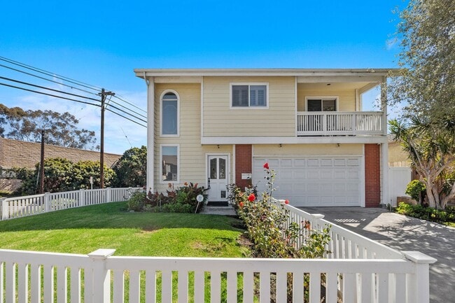Building Photo - Welcome to your coastal retreat in the hea...