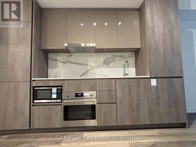 Photo - 8 Interchange Wy Unit 3911