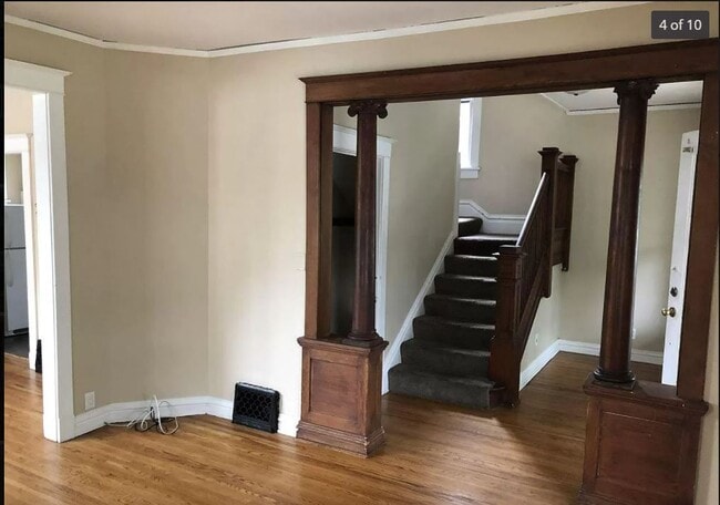 Área del vestíbulo de la sala de estar - 1026 N Elmwood Ave