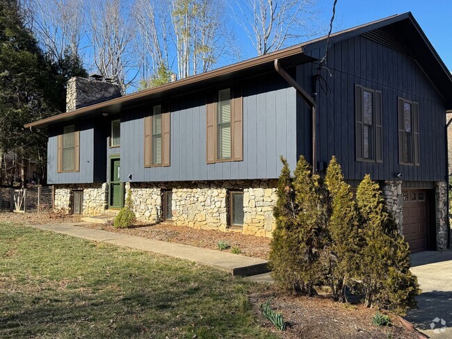 Building Photo - North AVL - Well Kept, Large 3-Bedroom wit... Rental