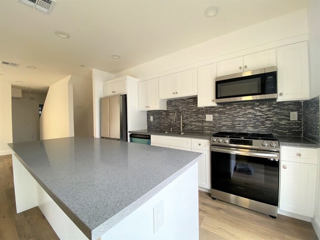 545 N Kingsley Dr