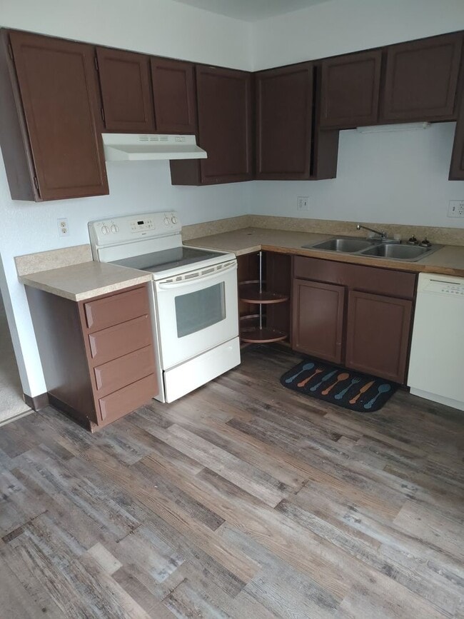 Photo - 4 Bedroom/ 2 bath Centrally Located Split Level!