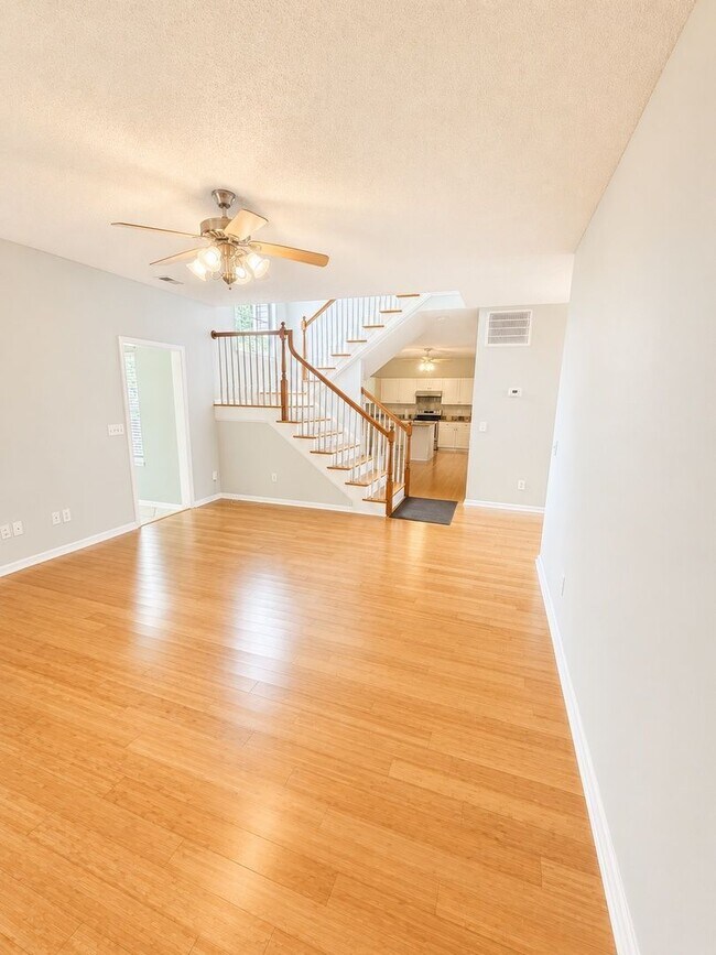 Photo - 1525 Clarendon Way