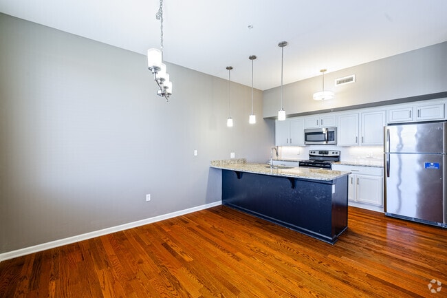 1BR, 1BA - 710 SF - Kitchen/Dining Room