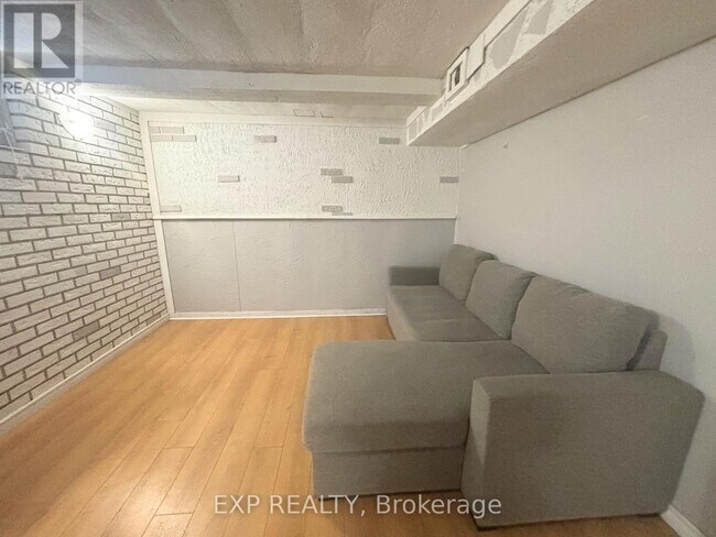 Photo - 381 Fleet St