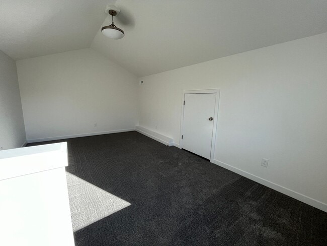 Building Photo - 1546 E 3rd St Unit B Rental