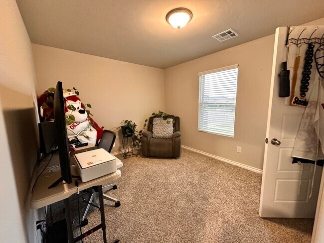 Photo - Beautiful 4-Bed, 2-Bath Home in Mustang