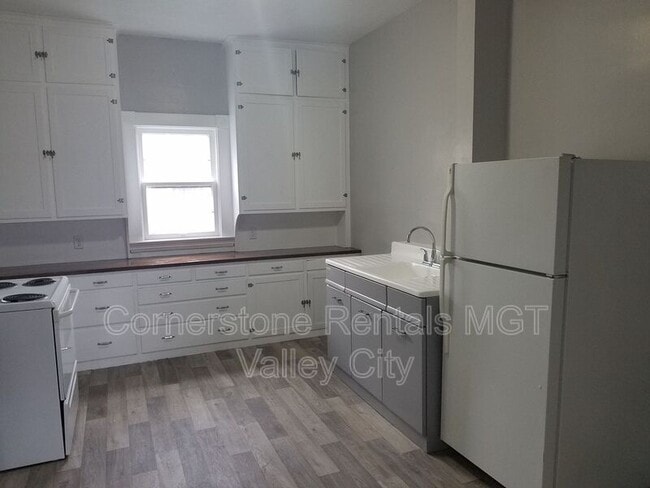 Building Photo - 205 3rd Ave SE