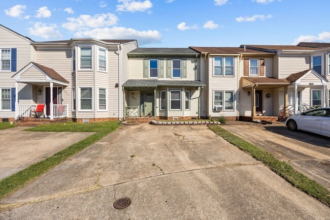 Building Photo - Charming 2 Bed, 2.5 Bath Townhouse for Rent in Virginia Beach!