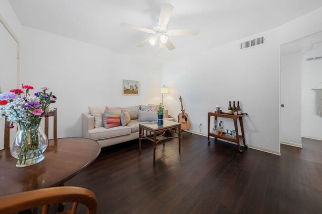 Photo - 2408 Longview St Unidad 109