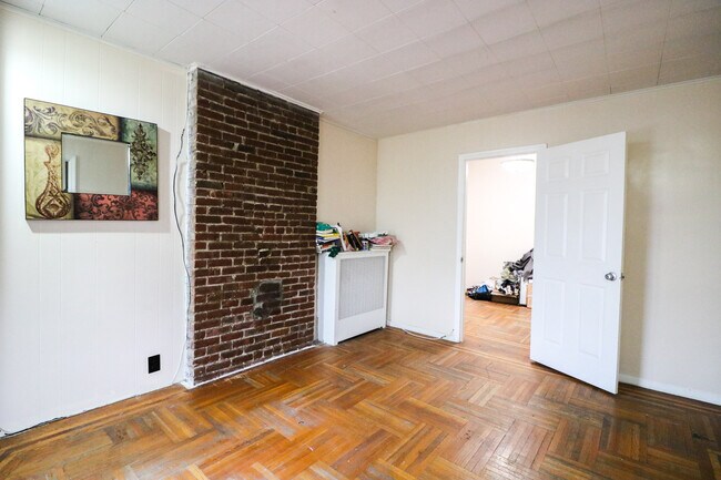 1st bedroom - 2265 Chatterton Ave Unit 2