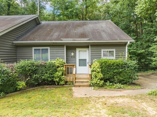 Building Photo - AVAILABLE NOW - Updated 2 Bedroom Duplex w... Rental